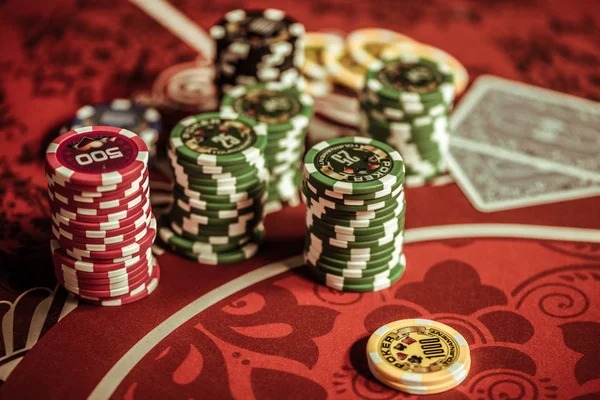 juara 102 mobile app interface showing slot tournaments and live-dealer tables