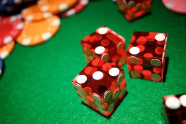 Live Sic Bo Dadu table with three dice and betting grid on juara 102